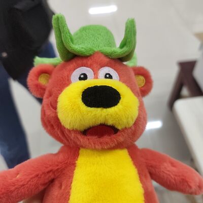 रिकॉर्डिंग और दोहराना बाएँ और दाएँ स्ट्रॉबेरी भालू को हिलाना